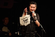 「YOKA ROCK FESTIVAL '17」グッズを紹介する怒髪天・増子直純。（Photo by chiyori）