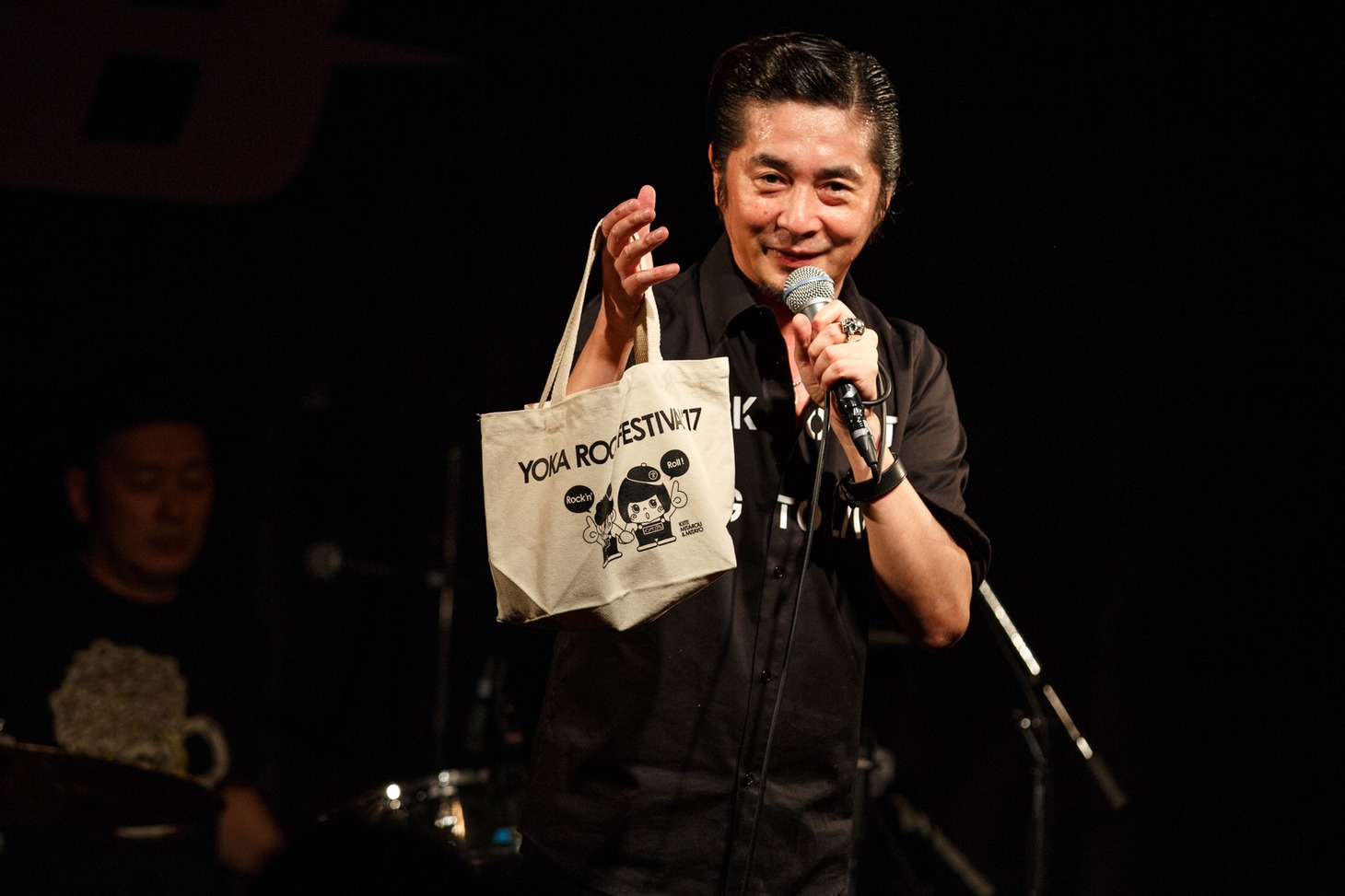 「YOKA ROCK FESTIVAL '17」グッズを紹介する怒髪天・増子直純。（Photo by chiyori）