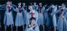 NGT48「暗闇求む」ミュージックビデオのワンシーン。