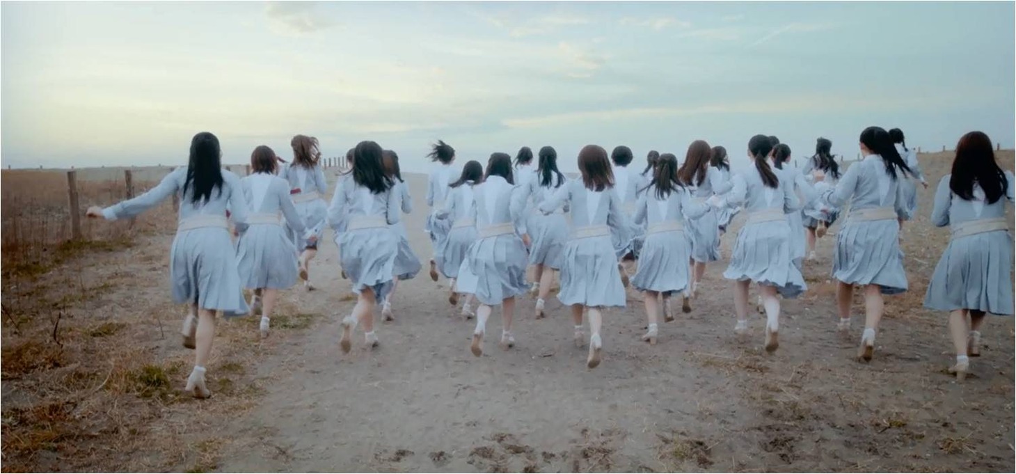 NGT48「暗闇求む」ミュージックビデオのワンシーン。