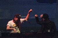 dj TAKA（左）とwac（右）。