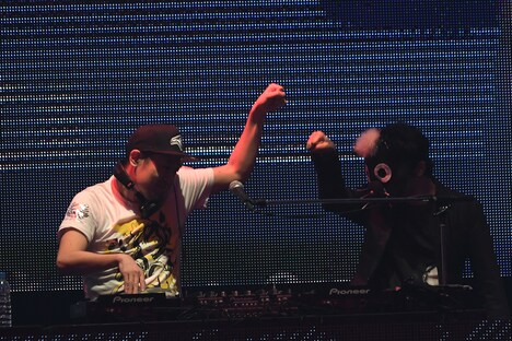 dj TAKA（左）とwac（右）。