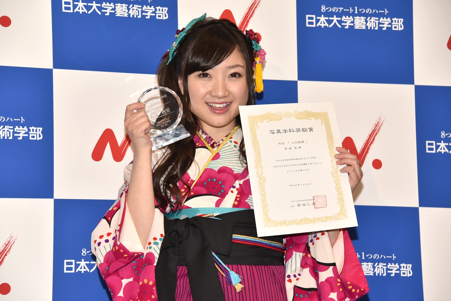 人気画像9位は「ももクロ有安、日大芸術学部写真学科を4年で卒業『やっと言えました』」より、芸術学部長特別表彰の盾と写真学科奨励賞の賞状を両手に持った有安杏果。