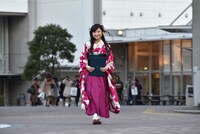 キャンパスを歩く有安杏果。