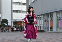 日本大学芸術学部江古田キャンパスを歩く有安杏果。