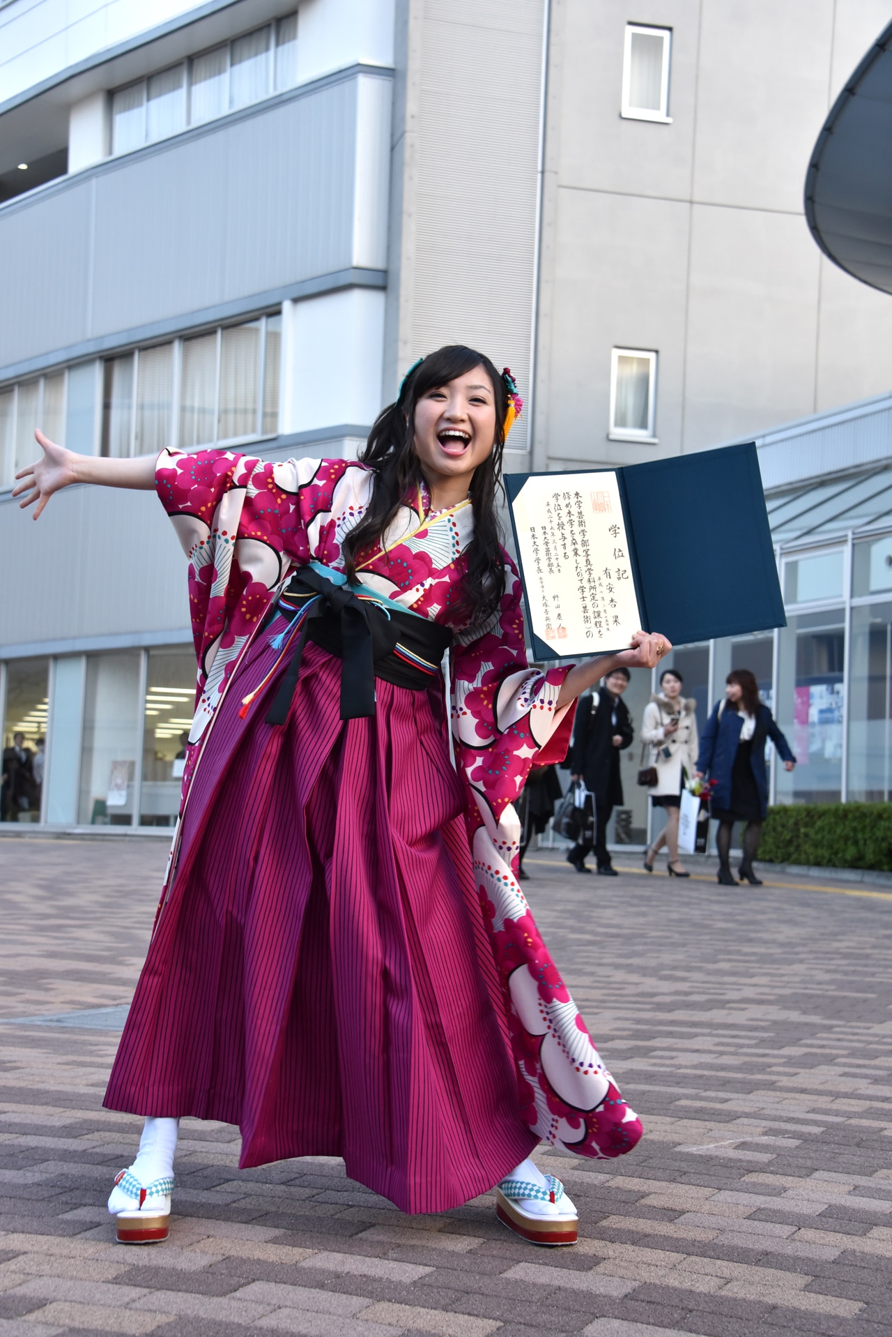 卒業の喜びを全身で表現する有安杏果。
