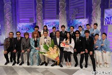 「加山雄三80歳記念スペシャル」出演者たちによる記念写真。