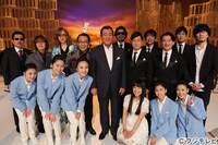 「加山雄三80歳記念スペシャル」出演者たちによる記念写真。