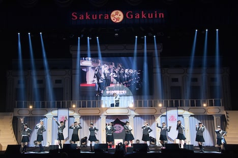 さくら学院「The Road to Graduation 2016 Final ～さくら学院 2016年度 卒業～」の様子。