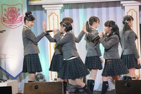 「旅立ちの日に ～J-MIX 2016～」で在校生とハイタッチする倉島颯良と黒澤美澪奈。