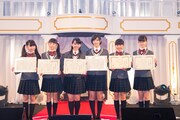 さくら学院「The Road to Graduation 2016 Final ～さくら学院 2016年度 卒業～」で卒業証書を受け取った中等部3年と小等部6年。（写真提供：アミューズ）