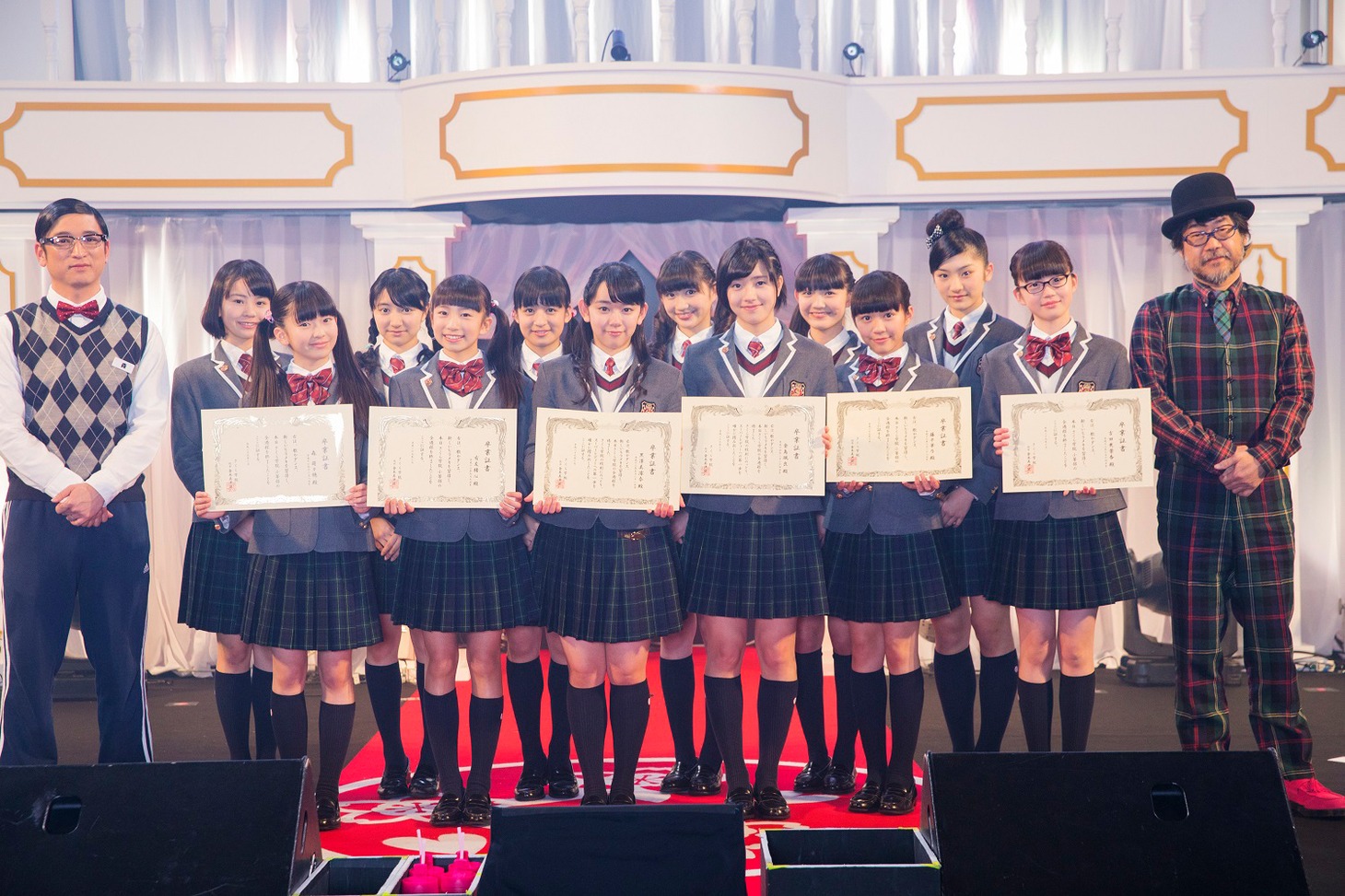 左から担任の森ハヤシ、2016年度さくら学院、校長の倉本美津留。（写真提供：アミューズ）