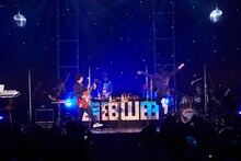 吉田山田「Over The Rainbowツアー～有明 コズミックダンスホール」の様子。（撮影：岩崎真子）