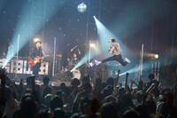 吉田山田「Over The Rainbowツアー～有明 コズミックダンスホール」の様子。（撮影：岩崎真子）