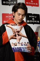 お気に入りの写真について説明する北村匠海。