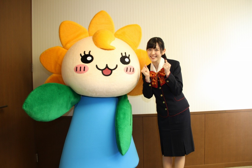 千葉銀行のキャラクター「ひまりん」と鈴木愛理（℃-ute）。