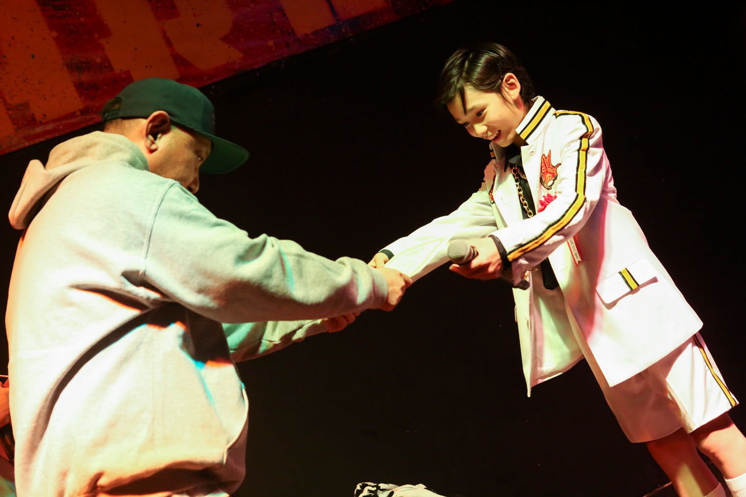 NIPPS（左）から卒業証書を受け取るジョー。（Photo by Shigeo Kosaka）