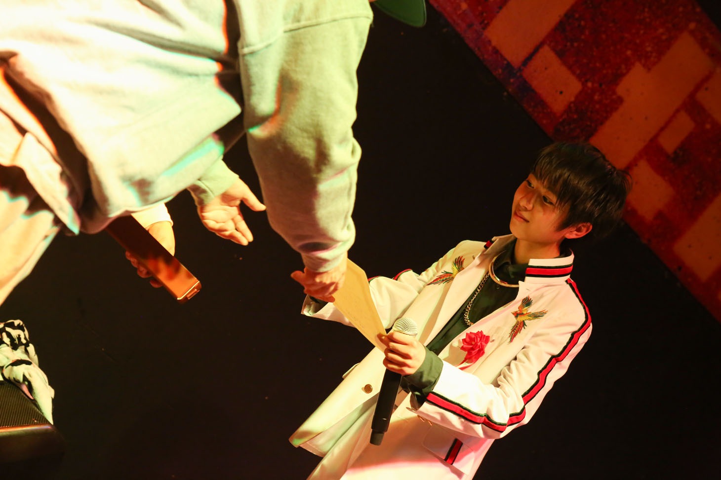 NIPPS（左）から卒業証書を受け取るトーマ。（Photo by Shigeo Kosaka）