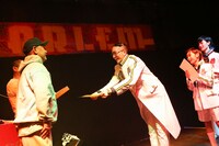 NIPPS（左）から卒業証書を受け取るZEN-LA-ROCK。（Photo by Shigeo Kosaka）