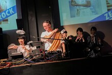 左から恋ダンスを踊るジョー、ZEN-LA-ROCK、リュウト、マヒロ、トーマ。（Photo by Shigeo Kosaka）