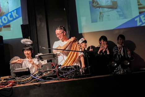 左から恋ダンスを踊るジョー、ZEN-LA-ROCK、リュウト、マヒロ、トーマ。（Photo by Shigeo Kosaka）