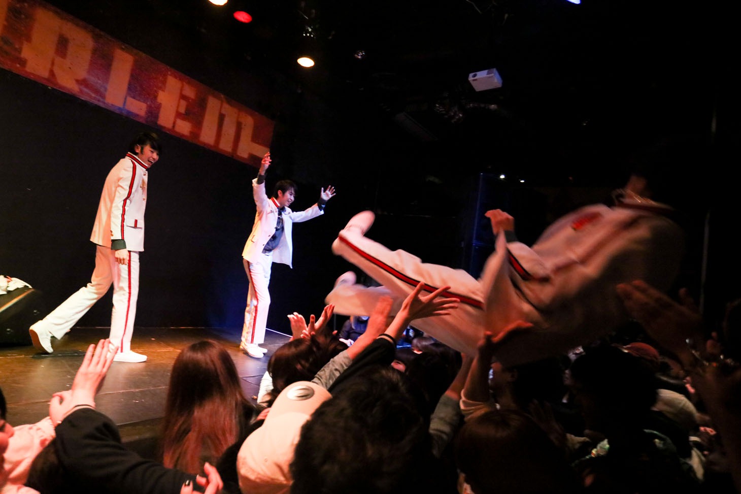ダイブするリュウト（右）。（Photo by Shigeo Kosaka）