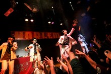 偽札をバラ撒くMAGiC BOYZ。（Photo by Shigeo Kosaka）