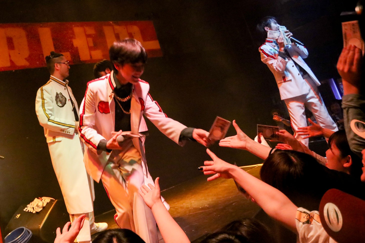 偽札をホーミーに渡すリュウト。（Photo by Shigeo Kosaka）