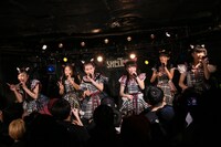 「デビアンフレンドパーク」でのライブの様子。（写真提供：エイジアプロモーション）