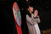 ルーレット形式の特典会でファンがパジェロを当てた際の様子。（写真提供：エイジアプロモーション）