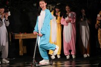 パジェロの代わりにキックボードに乗って現れたKURUMI.。（写真提供：エイジアプロモーション）