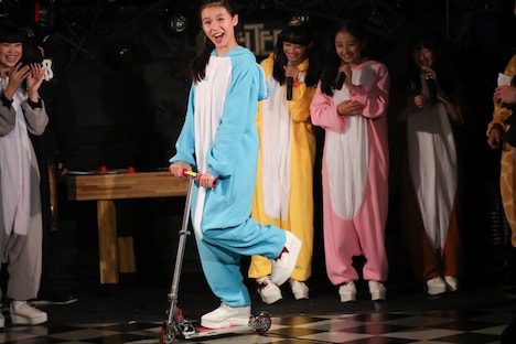 パジェロの代わりにキックボードに乗って現れたKURUMI.。(写真提供:エイジアプロモーション)