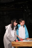 エアホッケーを行うAI.とKURUMI.。（写真提供：エイジアプロモーション）