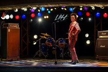 東京・新宿LOFTのステージに立つ忌野清志郎の等身大フィギュア。