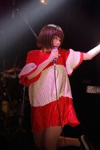 SHE IS SUMMER「SHE IS SUMMER JOIN ROOMSHARE #2」の様子。