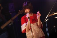 SHE IS SUMMER「SHE IS SUMMER JOIN ROOMSHARE #2」の様子。