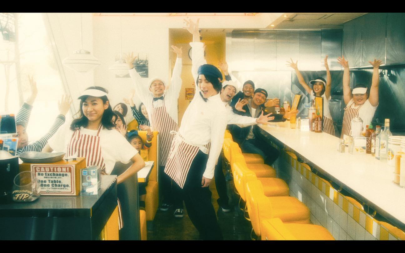 ビッケブランカ「Take me Take out」ミュージックビデオのワンシーン。