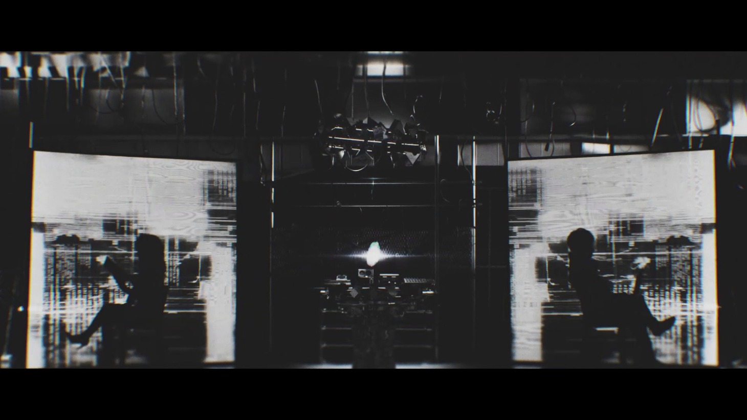 「TRAGEDY:ETERNITY」ミュージックビデオのワンシーン。