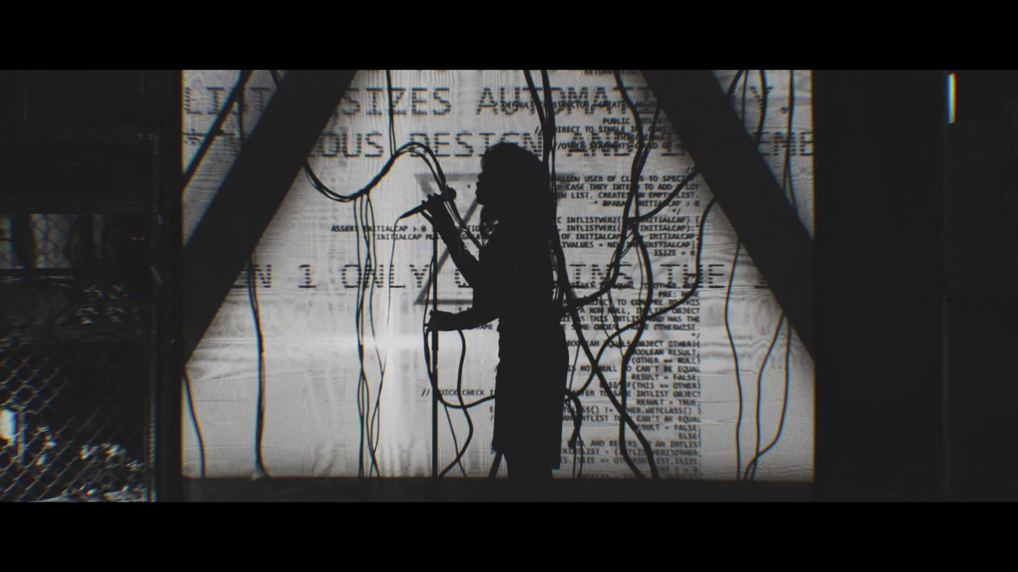 「TRAGEDY:ETERNITY」ミュージックビデオのワンシーン。