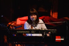キーボードの弾き語りで「僕らの口癖」を披露する関取花。（Photo by Kayoko Yamamoto）