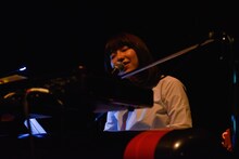 キーボードの弾き語りで「僕らの口癖」を披露する関取花。（Photo by Kayoko Yamamoto）