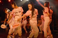 うちわを持って新曲「ワンダフル東北」を披露するいぎなり東北産。