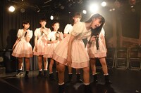 「ちゃん付けで呼んでいいのは先輩だけなんだよ！」と叫びながらおもちゃのマイクをステージに叩きつける茜空。