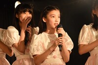 茜空に耳打ちされたことをそのまま棒読みでしゃべる芹澤もあ。