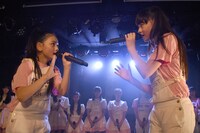 東日本大震災の復興支援ソング「花は咲く」を歌う伊達花彩（左）と桜ひなの（右）。