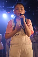 東日本大震災の復興支援ソング「花は咲く」を歌う伊達花彩。