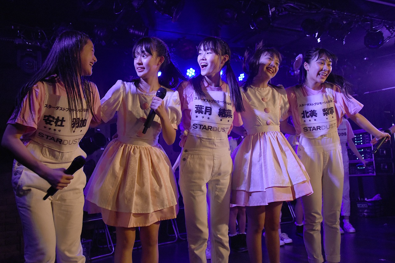 左から安杜羽加、村星りじゅ、葉月結菜、川瀬あやめ、北美梨寧。