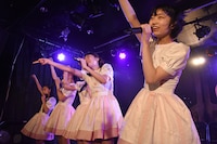 「桜エビ～ず好きな人拍手！」と観客に呼びかける桜エビ～ず。