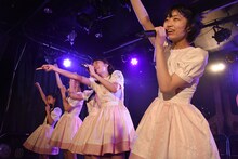 「桜エビ～ず好きな人拍手！」と観客に呼びかける桜エビ～ず。