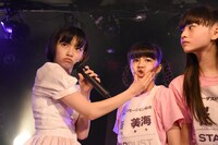 「夢幻歌劇」の曲中に藤谷美海のほっぺたをつまむ水春。